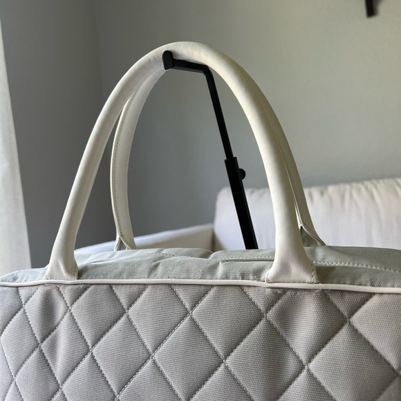 CHANEL Quilted Tote Bag - Picture 4 of 12